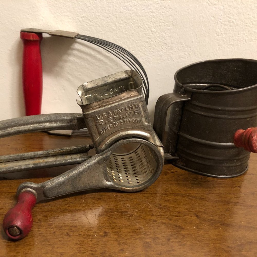 RED HANDLE WIND TINY SIFTER  PASTRY BLENDER MOULI ROTARY HARD CHEESE GRATER - Picture 2 of 14